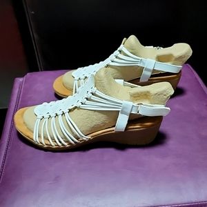 Women's Baretrap lights worn white sandals